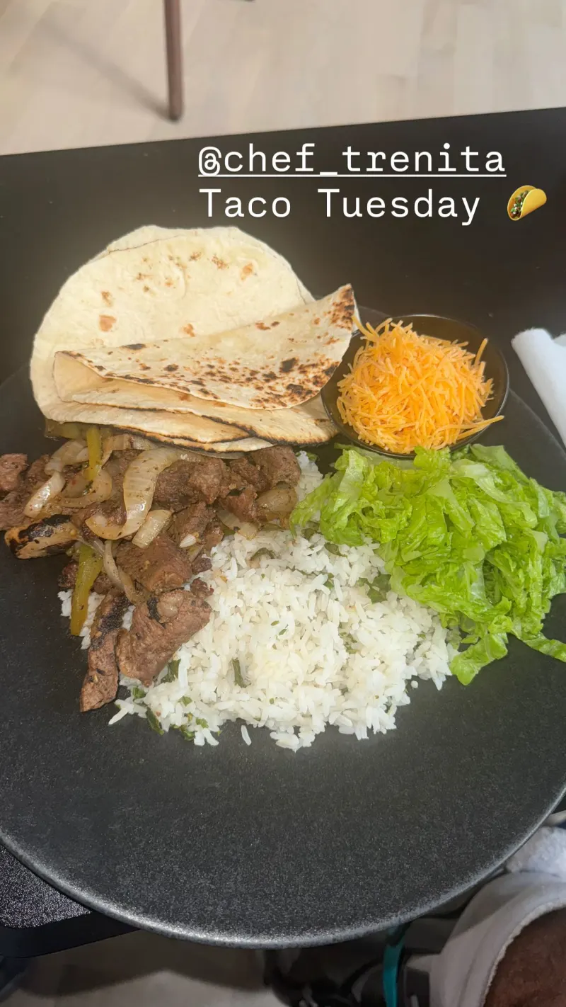 开云体育登录-塔图姆晒私人厨师定制餐食:卷饼、胡萝卜、生菜、米饭和洋葱炒牛肉