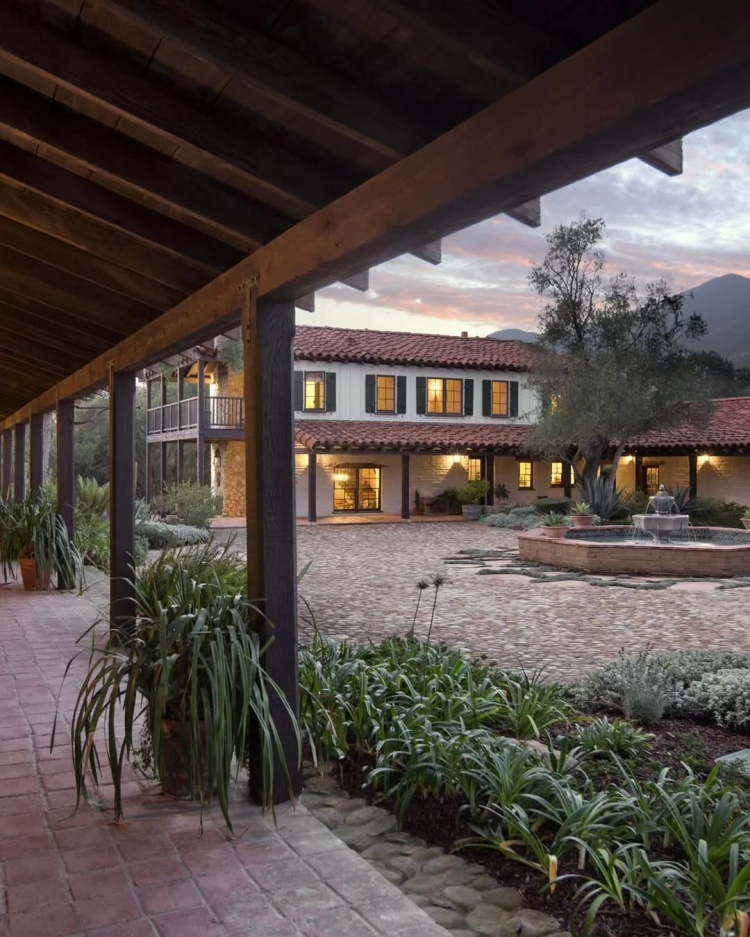 体育平台-肯达尔-詹娜购置2300万牧场风格庄园 近期社媒晒拉伸照秀身材