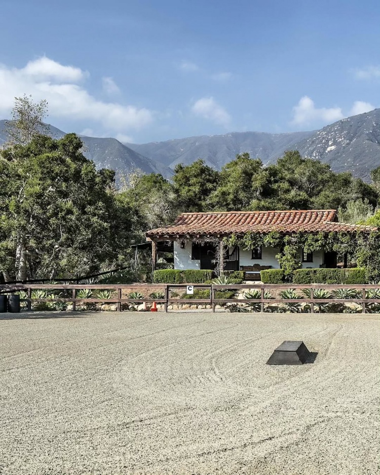 体育平台-肯达尔-詹娜购置2300万牧场风格庄园 近期社媒晒拉伸照秀身材