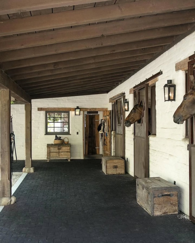 体育平台-肯达尔-詹娜购置2300万牧场风格庄园 近期社媒晒拉伸照秀身材