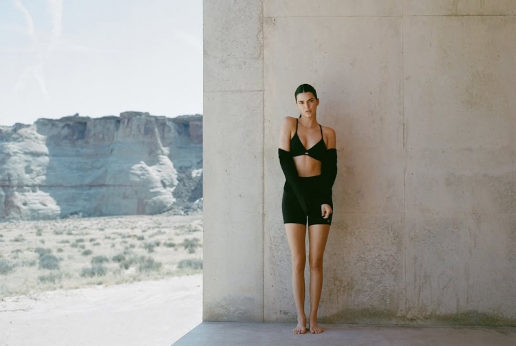 体育平台-肯达尔-詹娜购置2300万牧场风格庄园 近期社媒晒拉伸照秀身材