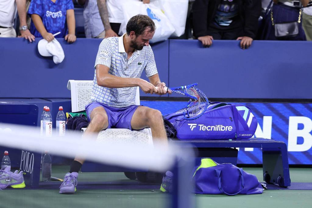 体育平台-野蛮摔拍让网球不再“绅士”?纳达尔教练呼吁更严厉处罚