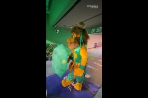 不容易!国安吉祥物热到有些中暑,急忙休息补了一瓶藿香正气