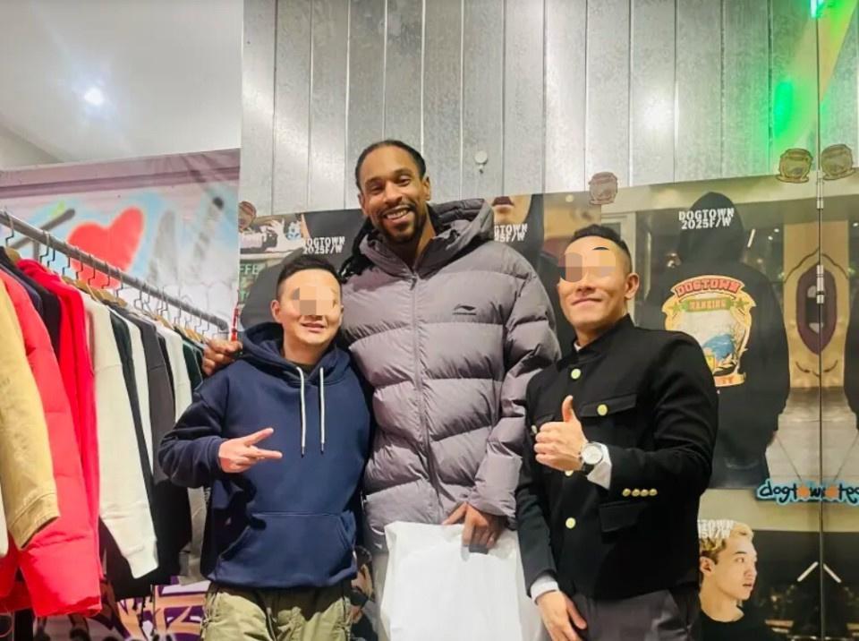 买件衣服穿！球迷偶遇广东内线核心 微笑合影 球迷大赞亲和力