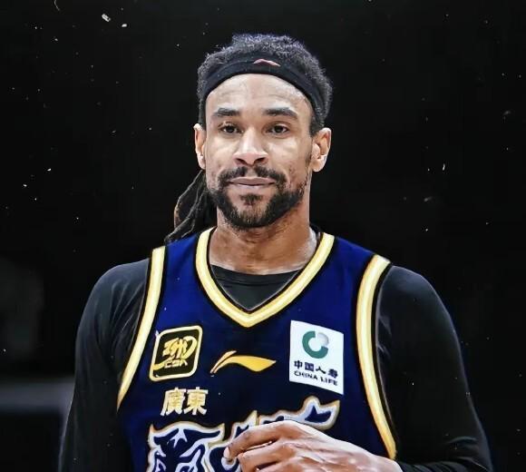 买件衣服穿！球迷偶遇广东内线核心 微笑合影 球迷大赞亲和力