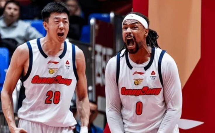 买件衣服穿！球迷偶遇广东内线核心 微笑合影 球迷大赞亲和力