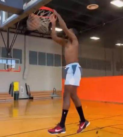 开云体育官网-勇士新惊喜？库明加苦练连进5记三分 打野球轰60分