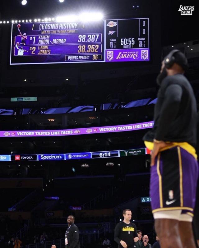 1675830151516086651.jpg 体育平台-传奇!詹姆斯超越贾巴尔加冕NBA常规赛历史得分王