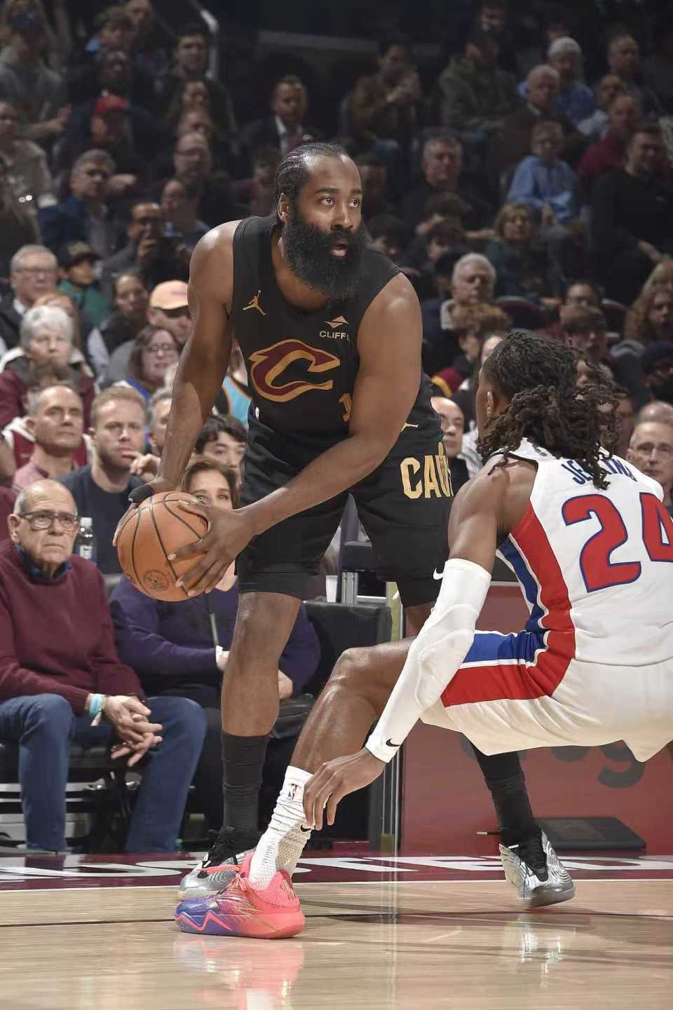 开云体育-丢联盟第一！哈登18+6+7活塞惜败骑士 阿伦伤退坎宁安16中4