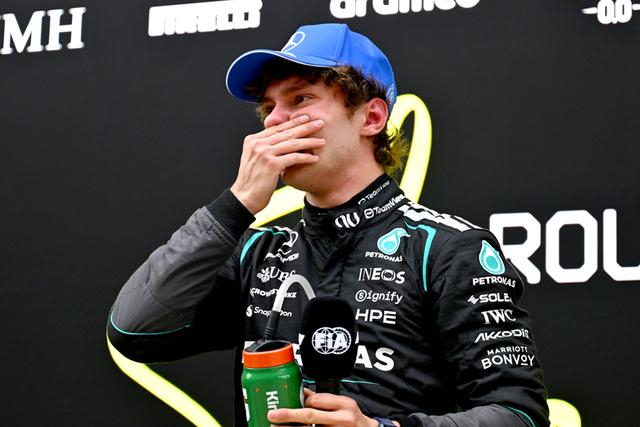 杆位出发带回胜利,19岁新星安东内利登顶F1中国大奖赛,首夺分站赛冠军|车队|文汇报|汉密尔顿|维斯塔潘|新赛季_新浪体育_新浪新闻