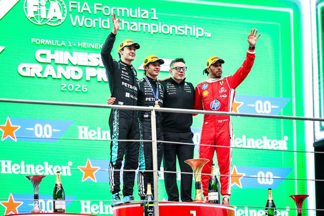 杆位出发带回胜利，19岁新星安东内利登顶F1中国大奖赛，首夺分站赛冠军|车队|文汇报|汉密尔顿|维斯塔潘|新赛季_新浪体育_新浪新闻